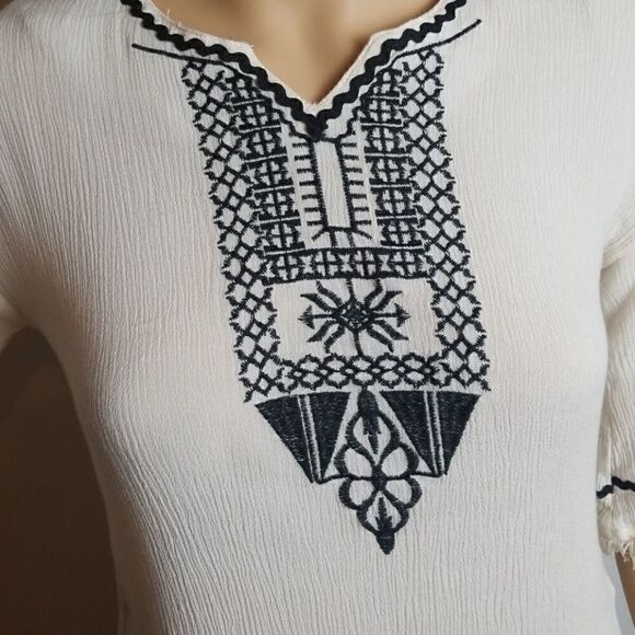 Sadie Robertson embroidered top   - Picture 2 of 8